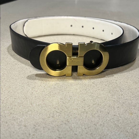 Men’s Black Leather Belt With Gold Buckle
Size 38 - Picture 1 of 5